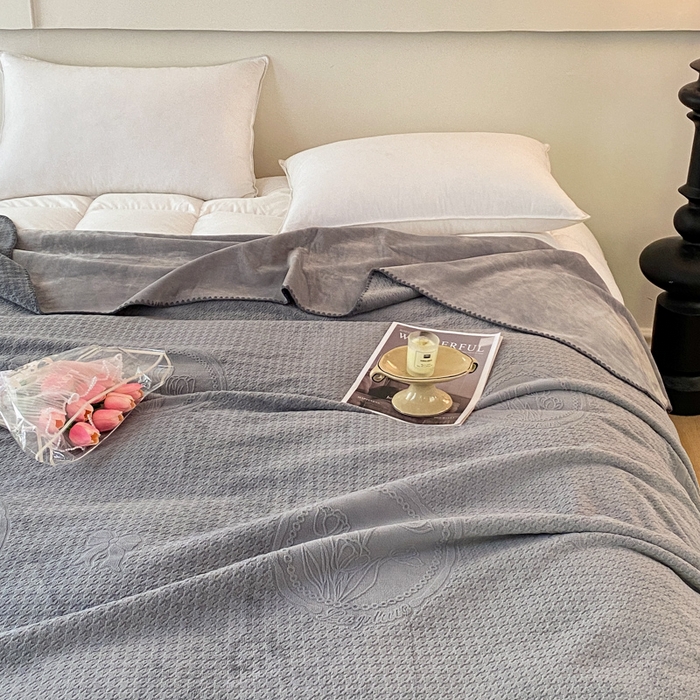 91家纺网 家纺一手货源 找家纺 （总）胜权家纺 2024秋冬新款A类加厚双层婴儿绒复合雕花牛奶绒多功能毛毯盖毯空调毯子