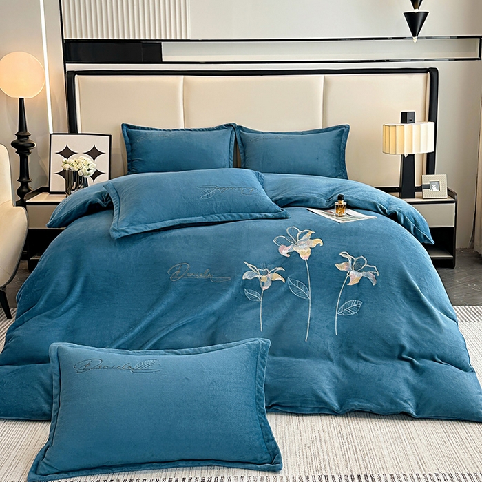 91家纺网 家纺一手货源 找家纺 陌乘坊家纺 2024新款高克重牛奶绒刺绣四件套-百合系列 百合-宾利蓝