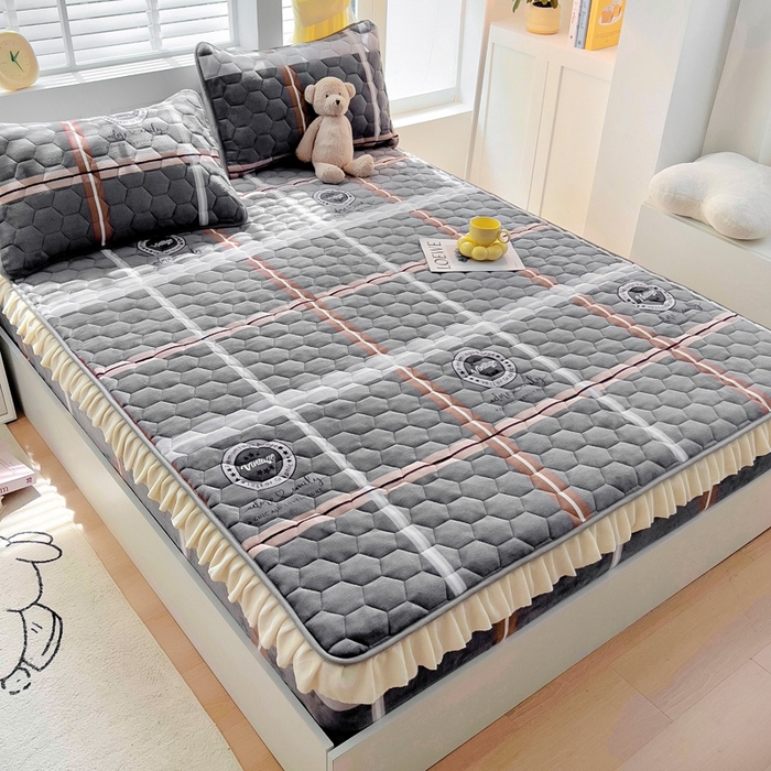 91家纺网 家纺一手货源 找家纺 情煊家纺 2024新款保暖牛奶绒夹棉床笠-花边款 宝利格-花边款