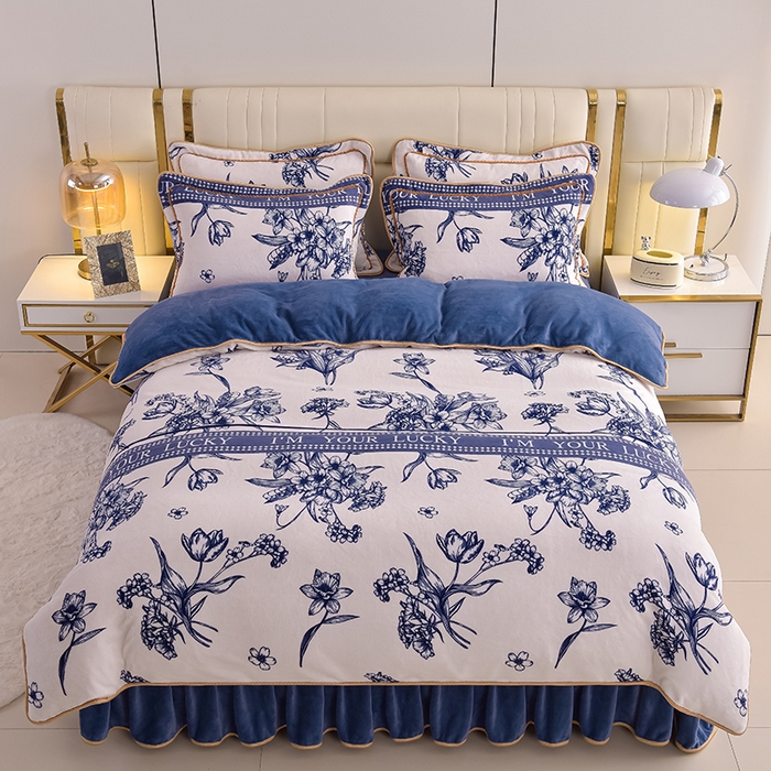 91家纺网 家纺一手货源 找家纺 曼尼家纺2025高克重直播印花床裙款法莱绒金貂珊瑚绒牛奶绒四件套 青花瓷