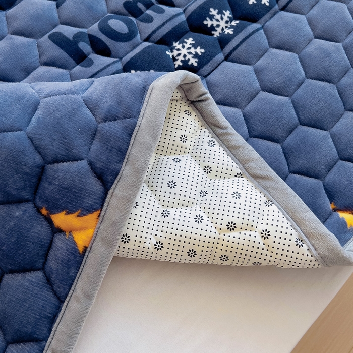 91家纺网 家纺一手货源 找家纺 情煊家纺 2024新款A类牛奶绒印花夹棉床垫 一鹿幸福