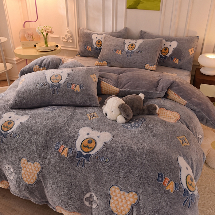 91家纺网 家纺一手货源 找家纺 慕梵家居 2024新款雪花绒卡通四件套 绅士熊