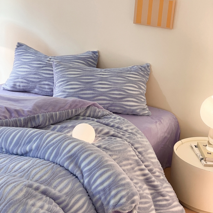 91家纺网 家纺一手货源 找家纺 金爱家 2024新品全消光A类纯色獭兔毛绒立体牛奶绒兔毛雕花350克四件套 兔毛时空紫色