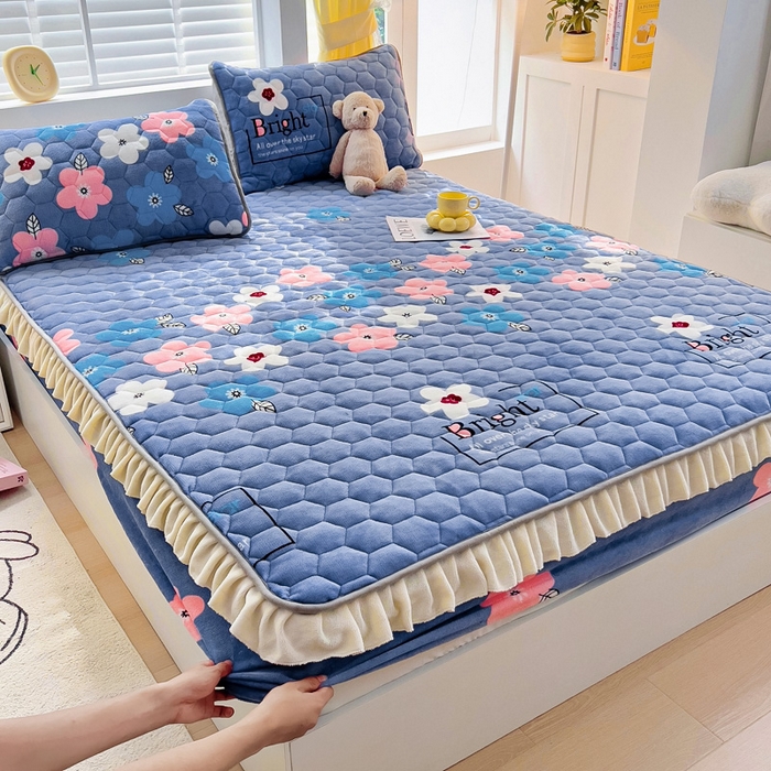 91家纺网 家纺一手货源 找家纺 情煊家纺 2024新款保暖牛奶绒夹棉床笠-花边款 绚丽人生-花边款