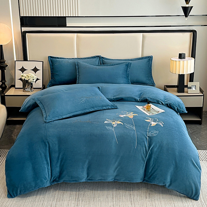 91家纺网 家纺一手货源 找家纺 陌乘坊家纺 2024新款高克重牛奶绒刺绣四件套-百合系列 百合-宾利蓝