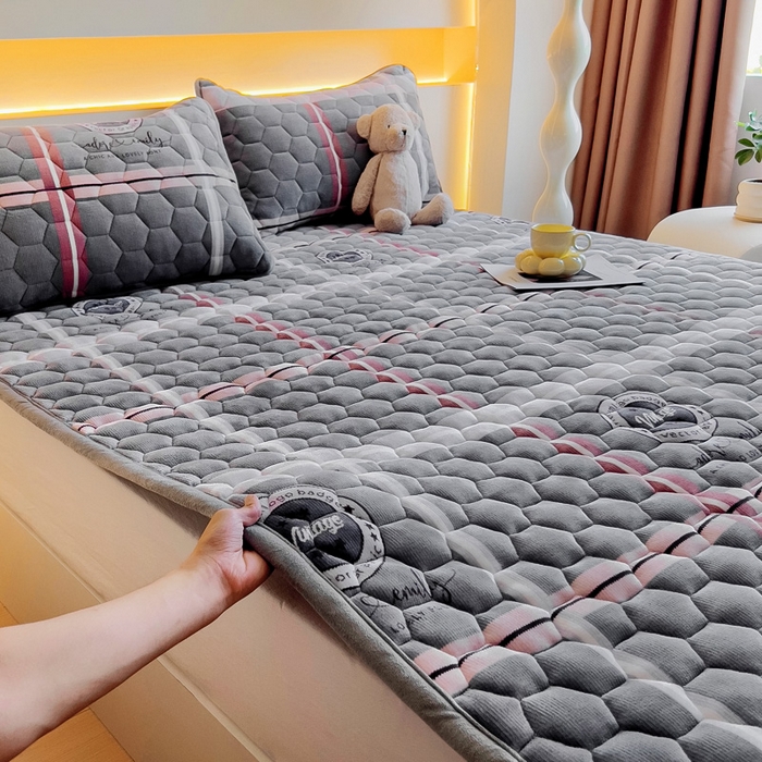 91家纺网 家纺一手货源 找家纺 情煊家纺 2024新款A类牛奶绒印花夹棉床垫 宝利格