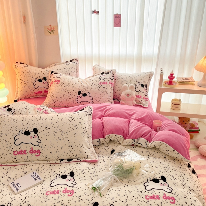 91家纺网 家纺一手货源 找家纺 呗旺鹿 2024新款高克重印花牛奶绒四件套 波点狗狗