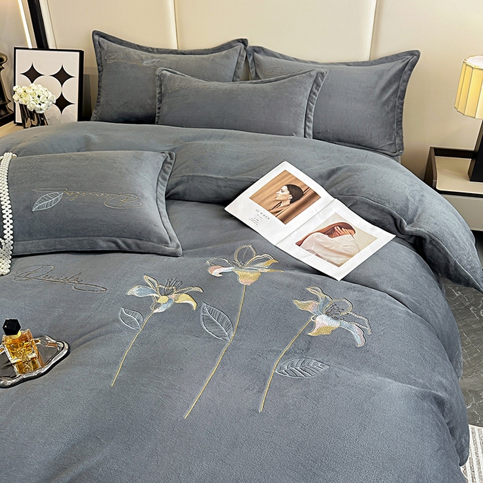 91家纺网 家纺一手货源 找家纺 陌乘坊家纺 2024新款高克重牛奶绒刺绣四件套-百合系列 百合-高级灰