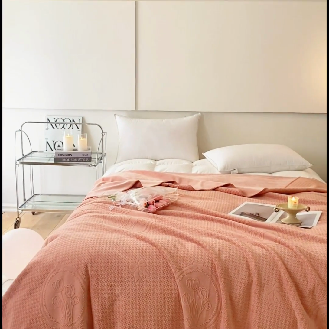 91家纺网 家纺一手货源 找家纺 胜权家纺 2024秋冬新款加厚双层婴儿绒复合雕花牛奶绒多功能毛毯盖毯空调毯子 西雅图橘