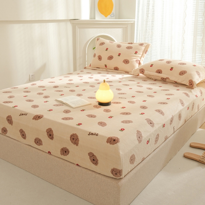 91家纺网 家纺一手货源 找家纺 2025新款200g加厚超柔牛奶绒印花保暖床笠 小泰迪