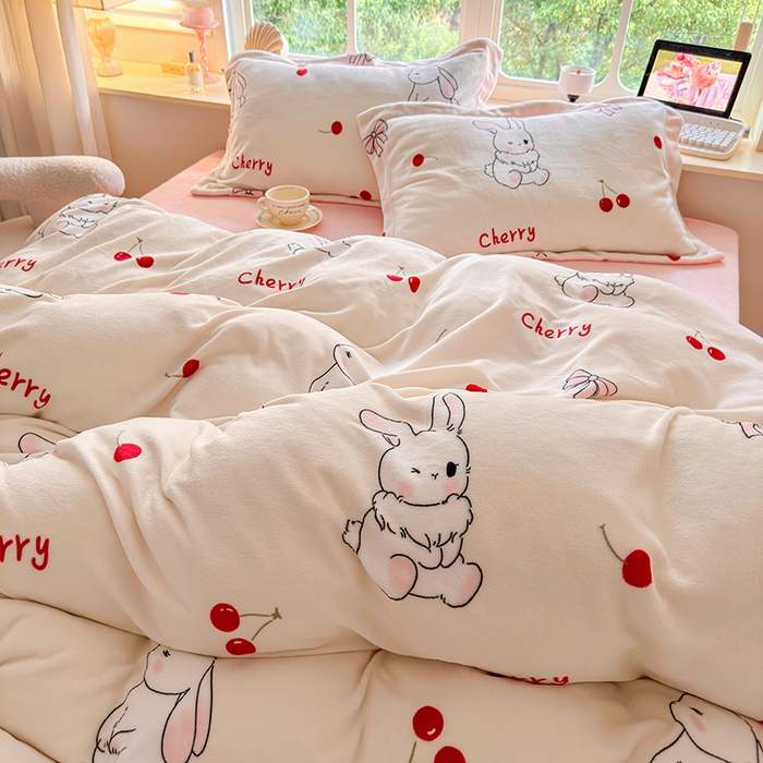 91家纺网 家纺一手货源 找家纺 呗旺鹿 2024新款高克重印花牛奶绒四件套 樱桃兔