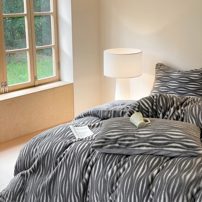 91家纺网 家纺一手货源 找家纺 金爱家 2024新品全消光A类纯色獭兔毛绒立体牛奶绒兔毛雕花350克四件套 兔毛时空灰色