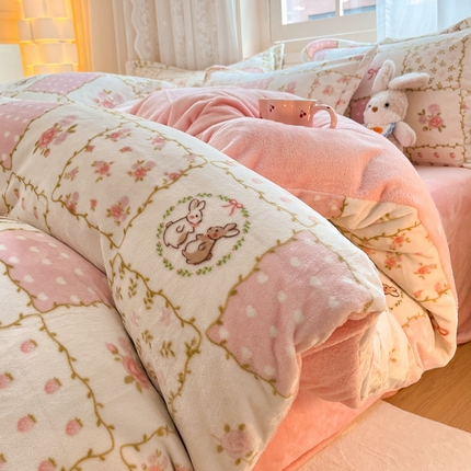 91家纺网 家纺一手货源 找家纺 （总）2024新款高克重牛奶绒四件套-自然光