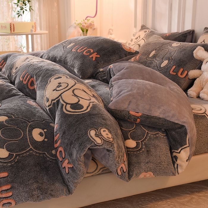 91家纺网 家纺一手货源 找家纺 慕梵家居 2024新款雪花绒卡通四件套 泰迪熊