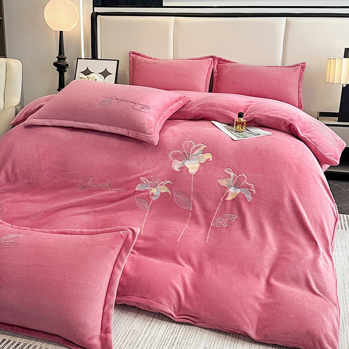 91家纺网 家纺一手货源 找家纺 陌乘坊家纺 2024新款高克重牛奶绒刺绣四件套-百合系列 百合-豆沙色