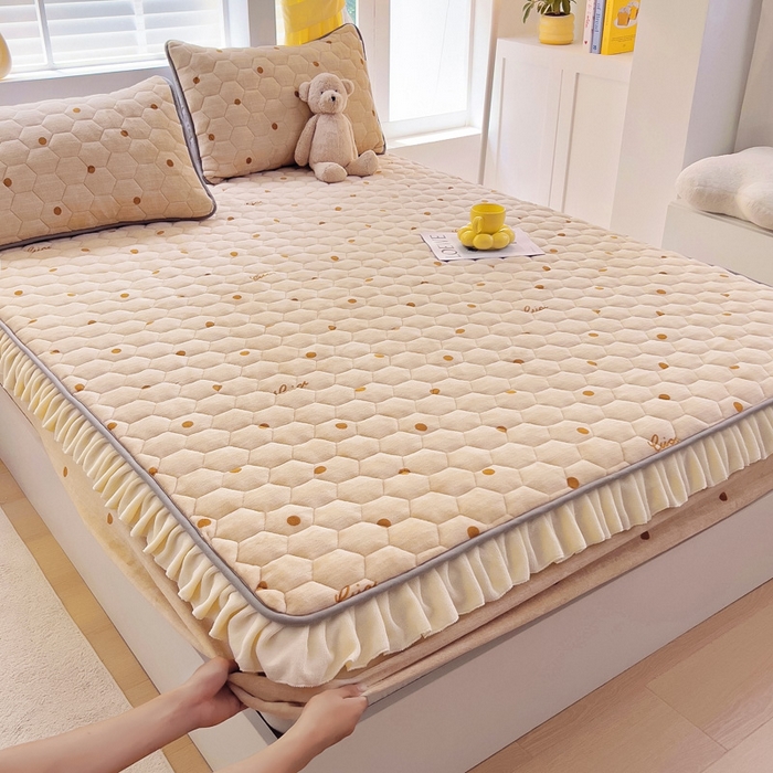 91家纺网 家纺一手货源 找家纺 情煊家纺 2024新款保暖牛奶绒夹棉床笠-花边款 含情-花边款