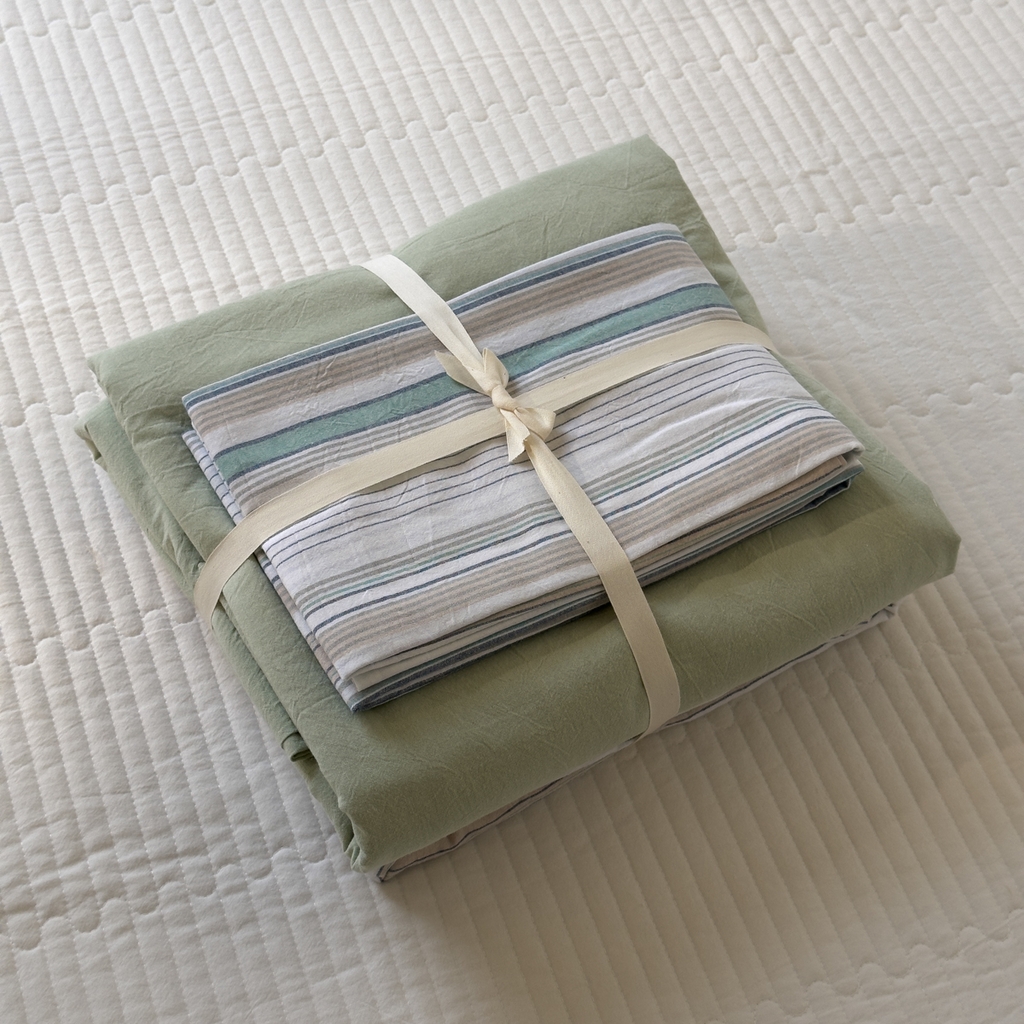 91家纺网 家纺一手货源 找家纺 久典家居 2024新款水洗棉条纹系列四件套 沐妍绿