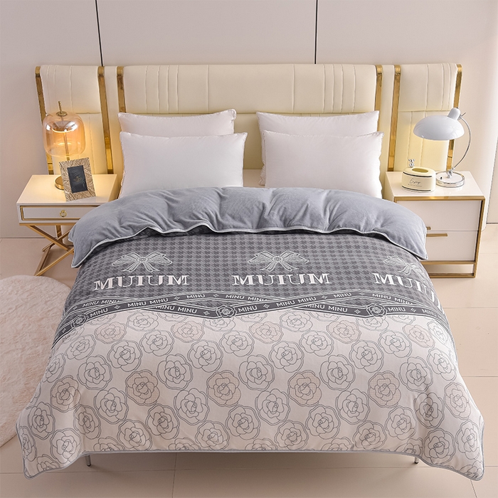 91家纺网 家纺一手货源 找家纺 曼尼家纺2025高克重直播印花床裙款法莱绒金貂珊瑚绒牛奶绒四件套 山茶花