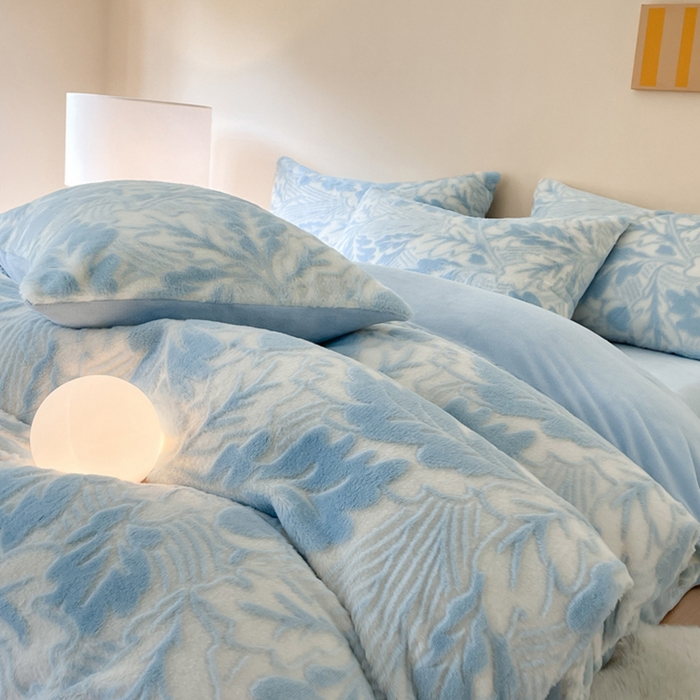 91家纺网 家纺一手货源 找家纺 金爱家 2024新品全消光A类纯色獭兔毛绒立体牛奶绒兔毛雕花350克四件套 兔毛罗曼蒂蓝色