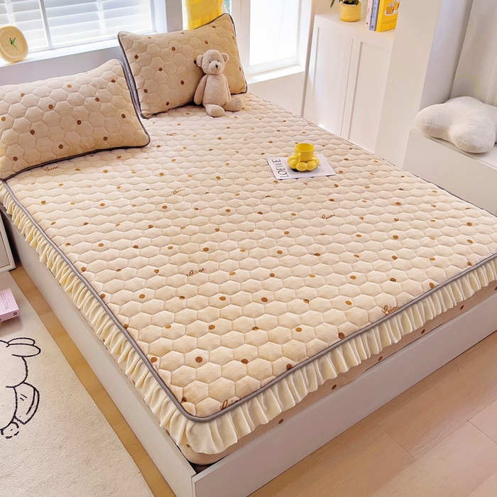 91家纺网 家纺一手货源 找家纺 情煊家纺 2024新款保暖牛奶绒夹棉床笠-花边款 含情-花边款