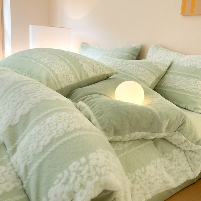 91家纺网 家纺一手货源 找家纺 金爱家 2024新品全消光A类纯色獭兔毛绒立体牛奶绒兔毛雕花350克四件套 兔毛百合花绿色