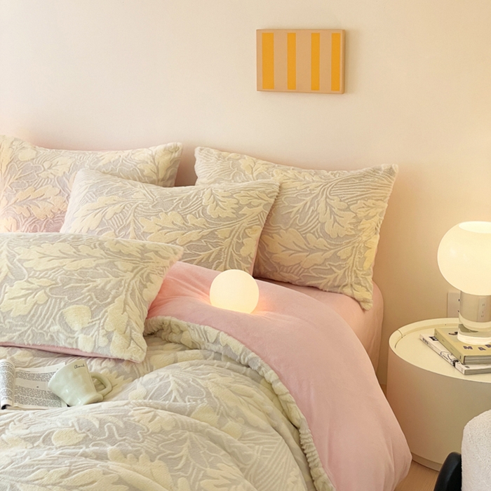 91家纺网 家纺一手货源 找家纺 金爱家 2024新品全消光A类纯色獭兔毛绒立体牛奶绒兔毛雕花350克四件套 兔毛罗蒂曼黄色