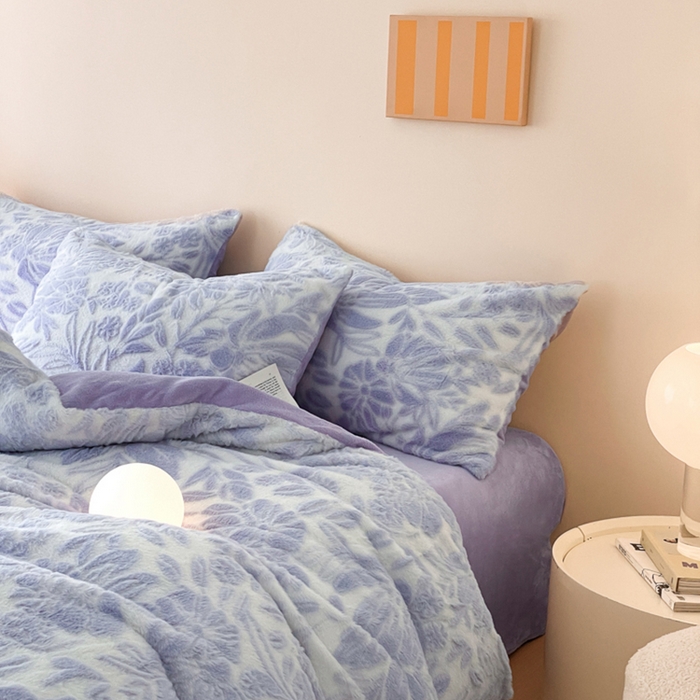 91家纺网 家纺一手货源 找家纺 金爱家 2024新品全消光A类纯色獭兔毛绒立体牛奶绒兔毛雕花350克四件套 兔毛繁花紫色