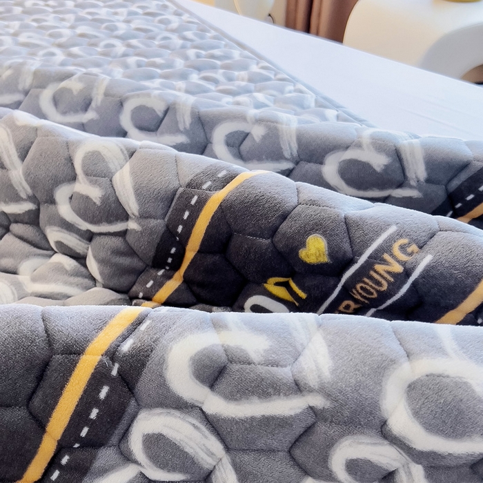 91家纺网 家纺一手货源 找家纺 情煊家纺 2024新款A类牛奶绒印花夹棉床垫 心相印