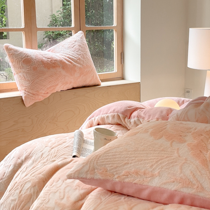 91家纺网 家纺一手货源 找家纺 金爱家 2024新品全消光A类纯色獭兔毛绒立体牛奶绒兔毛雕花350克四件套 兔毛罗蒂曼玉色