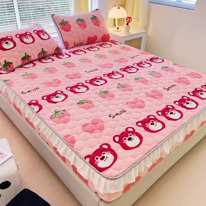 91家纺网 家纺一手货源 找家纺 情煊家纺 2024新款保暖牛奶绒夹棉床笠-花边款 莓果熊-花边款