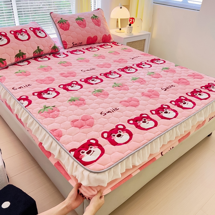 91家纺网 家纺一手货源 找家纺 情煊家纺 2024新款保暖牛奶绒夹棉床笠-花边款 莓果熊-花边款