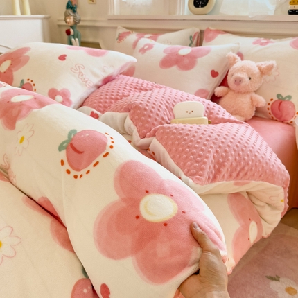 91家纺网 家纺一手货源 找家纺 （总）悦织语 2025秋冬新品200克加厚A面印花牛奶绒+B面牛奶绒豆豆四件套