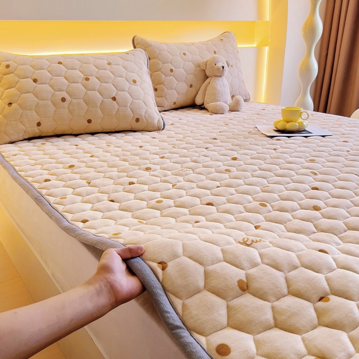 91家纺网 家纺一手货源 找家纺 情煊家纺 2024新款A类牛奶绒印花夹棉床垫 含情