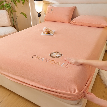 91家纺网 家纺一手货源 找家纺 （总）摩妮卡 2025新品牛奶绒刺绣床笠床垫保护三件套-山茶花