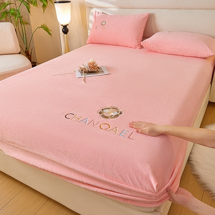 91家纺网 家纺一手货源 找家纺 （总）摩妮卡 2025新品牛奶绒刺绣床笠床垫保护三件套-山茶花