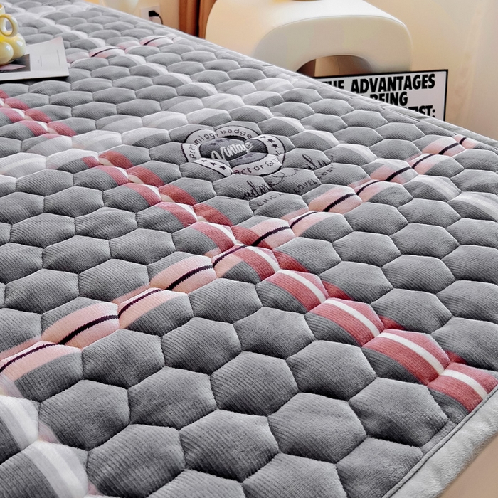 91家纺网 家纺一手货源 找家纺 情煊家纺 2024新款A类牛奶绒印花夹棉床垫 宝利格