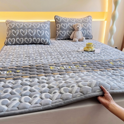 91家纺网 家纺一手货源 找家纺 （总）情煊家纺 2024新款A类牛奶绒夹棉床垫牛奶绒床垫三件套