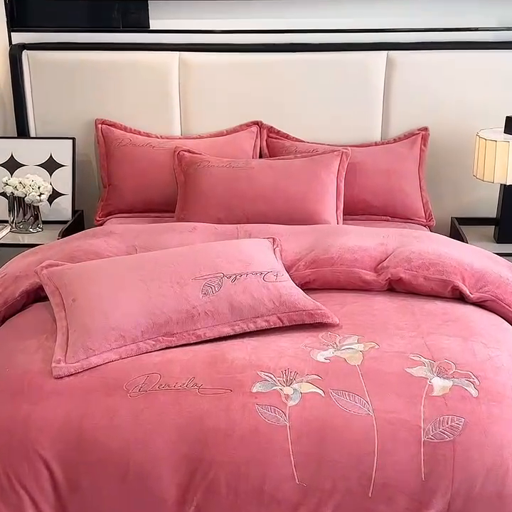 91家纺网 家纺一手货源 找家纺 陌乘坊家纺 2024新款高克重牛奶绒刺绣四件套-百合系列 百合-豆沙色