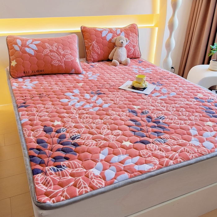 91家纺网 家纺一手货源 找家纺 情煊家纺 2024新款A类牛奶绒印花夹棉床垫 叶语柔情