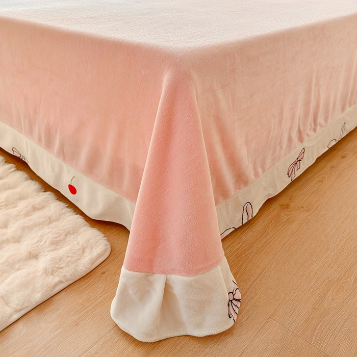 91家纺网 家纺一手货源 找家纺 呗旺鹿 2024新款高克重印花牛奶绒四件套 樱桃兔