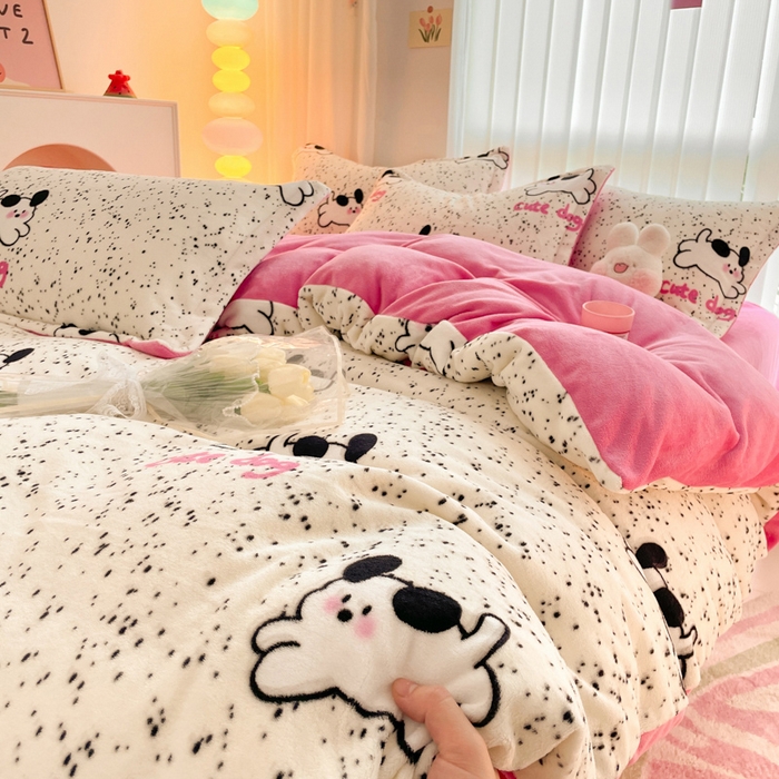 91家纺网 家纺一手货源 找家纺 呗旺鹿 2024新款高克重印花牛奶绒四件套 波点狗狗