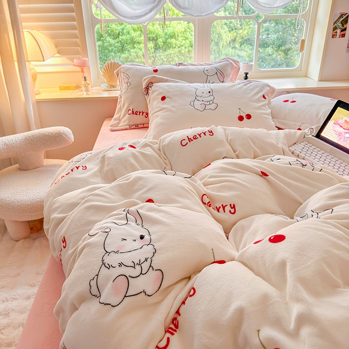 91家纺网 家纺一手货源 找家纺 呗旺鹿 2024新款高克重印花牛奶绒四件套 樱桃兔