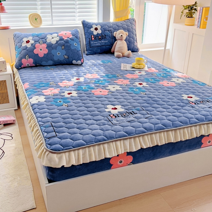 91家纺网 家纺一手货源 找家纺 情煊家纺 2024新款保暖牛奶绒夹棉床笠-花边款 绚丽人生-花边款