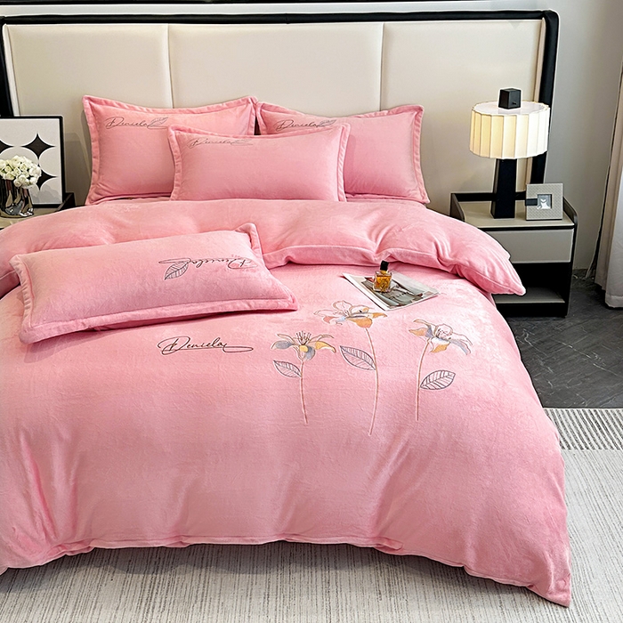 91家纺网 家纺一手货源 找家纺 陌乘坊家纺 2024新款高克重牛奶绒刺绣四件套-百合系列 百合-樱花粉