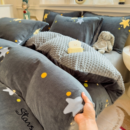 91家纺网 家纺一手货源 找家纺 （总）悦织语 2025秋冬新品200克加厚A面印花牛奶绒+B面牛奶绒豆豆四件套