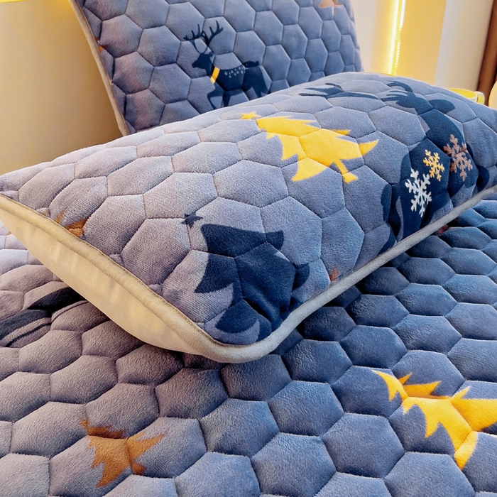 91家纺网 家纺一手货源 找家纺 情煊家纺 2024新款A类牛奶绒印花夹棉床垫 一鹿幸福