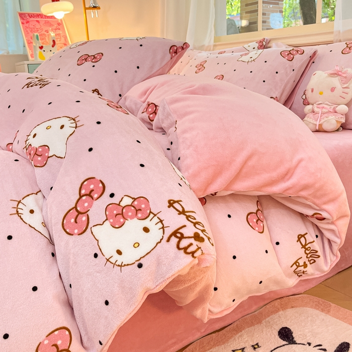 91家纺网 家纺一手货源 找家纺 桃子家居 2024新款三丽鸥卡通加厚高克重200克牛奶绒系列四件套 绒三丽鸥-点点kitty