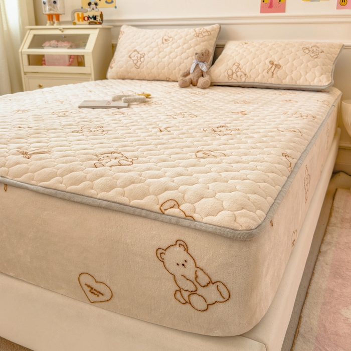 91家纺网 家纺一手货源 找家纺 丝羽坊 2024新款A类加厚牛奶绒夹棉床笠 奶咖小熊