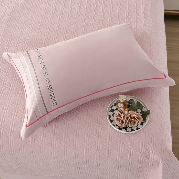 91家纺网 家纺一手货源 找家纺 OL家纺 2024新款磨毛暖绒床盖夹棉四件套刺绣轻奢风 樱花粉