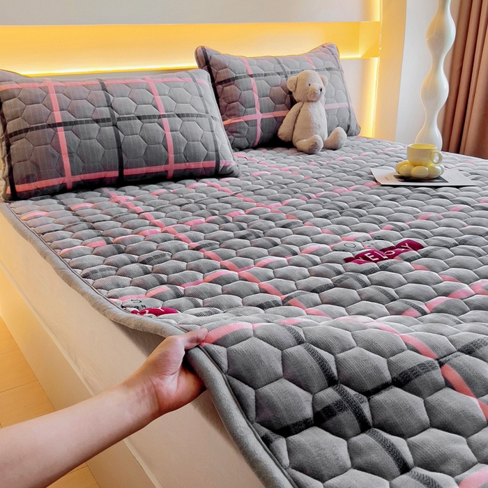 91家纺网 家纺一手货源 找家纺 情煊家纺 2024新款A类牛奶绒印花夹棉床垫 乐拼字母